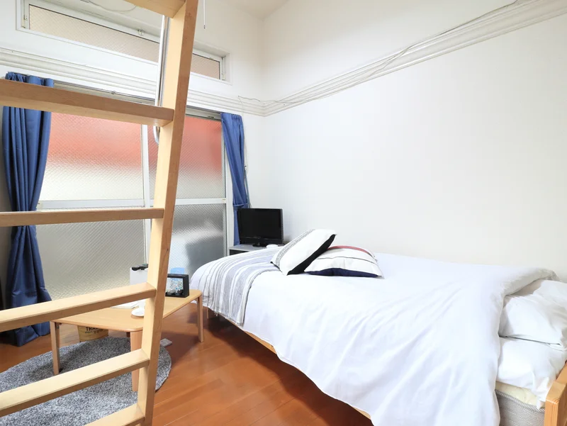 ロフト付きの１Kタイプのお部屋です。リネン類、ティッシュや消臭スプレー等備品類も取り揃えております！