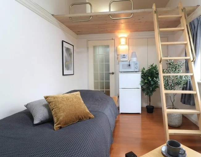 白を基調とした清潔感のあるお部屋です。　ロフト付きでスペース広々使えます！　家具家電付きで入居当日から自宅のようにお過ごしいただけます。※植木と額とクッションなどは写真用です。