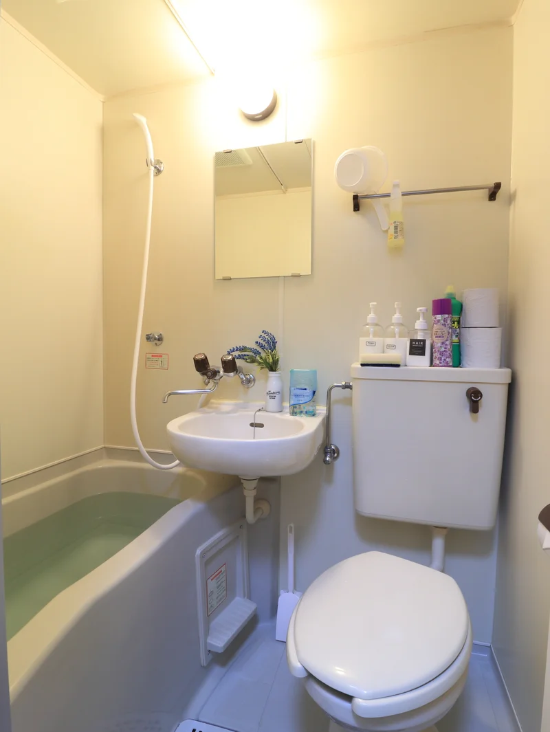 掃除がしやすいです3点ユニットタイプのお風呂です。　シャンプーコンディショナー等すべて標準品です！