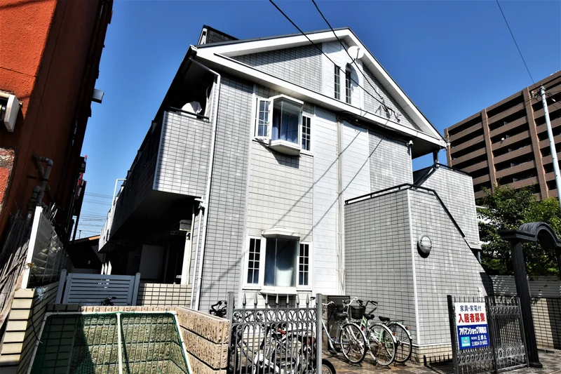 2階建ての物件です　コンビニや飲食店も周辺にあり生活しやすい立地！　近隣に駐車場もあり契約可能です♪