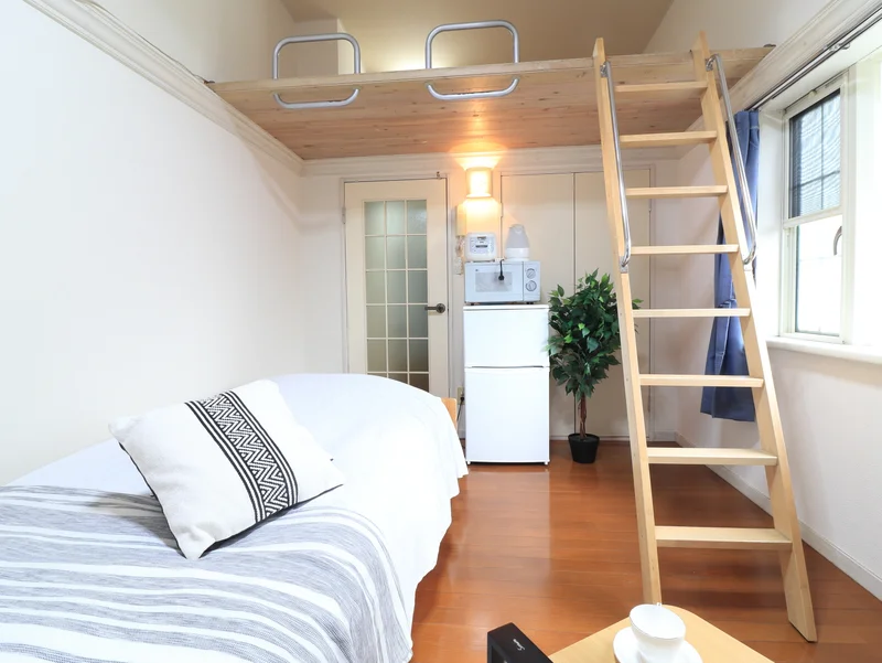 白を基調とした清潔感のあるお部屋です。　ロフト付きでスペース広々使えます！　家具家電付きで入居当日から自宅のようにお過ごしいただけます。