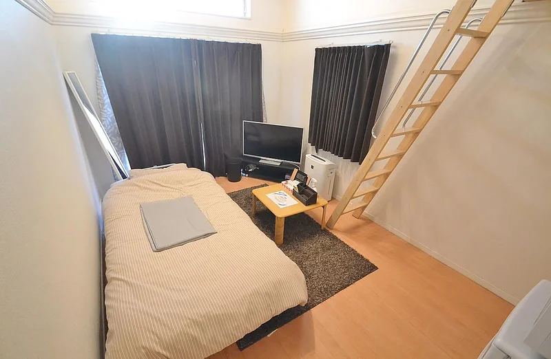 岡山市中心部までもアクセスが良く、ホテルの相場が１泊6,000円～12,000円程度なので、格安の料金設定となっております☆また、他社のウィークリーマンションだと光熱費、事務手数料など宿泊費も割高ですが、水道光熱費込みでリーズナブルな料金設定ができるは地場の不動産会社だからこそですね!!