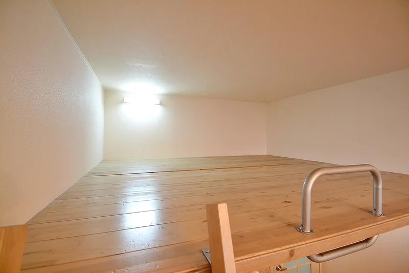 広いロフト付き。今までロフト付きの物件に住んだことがないお客様におススメです★お友達同士、写真同士で住んだりするのに丁度いいですね!!人数分の寝具もご用意頂けます。また、Wi-Fiも完備なので、個人だけでなく、ビジネスや出張の方にもおススメのウィークリーマンションです!!