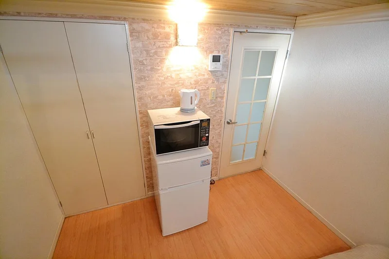 冷蔵庫た電子レンジなどの家電も完備で、使用料金は０円です!!カメラ付きモニターホンもあり、徒歩１分の所に交番もあるので、セキュリティー対策も万全ですね(*’▽’)室内の雰囲気などもお洒落なので女性の一人暮らしにも安心です。徒歩圏内に美味しい有名なパン屋さんもあります☆