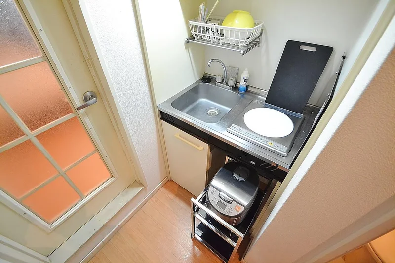 お鍋、フライパンから、お箸、包丁、まな板、茶わん、お椀、スプーン、フォーク、調理用洗剤、スポンジなど最低限の調理器具は揃えており、炊飯器、ケトルなどの家電も標準設備となっております!!初日からすぐに自炊が始めれるのもマンスリーならではですね★