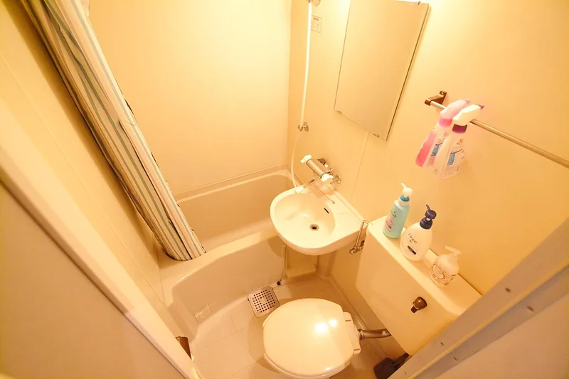 バス・トイレユニットタイプです♪シャンプーやリンス、ボディソープ、バスマジックリン、トイレ用洗剤など各種取り揃えております。岡山市北区の人気エリア、北長瀬エリアなので、足りない物があっても、近隣に２４時間スーパーやドラッグストア、コンビニなどが多数あるので、すぐに買い物に行けちゃいますね( ´∀｀ )