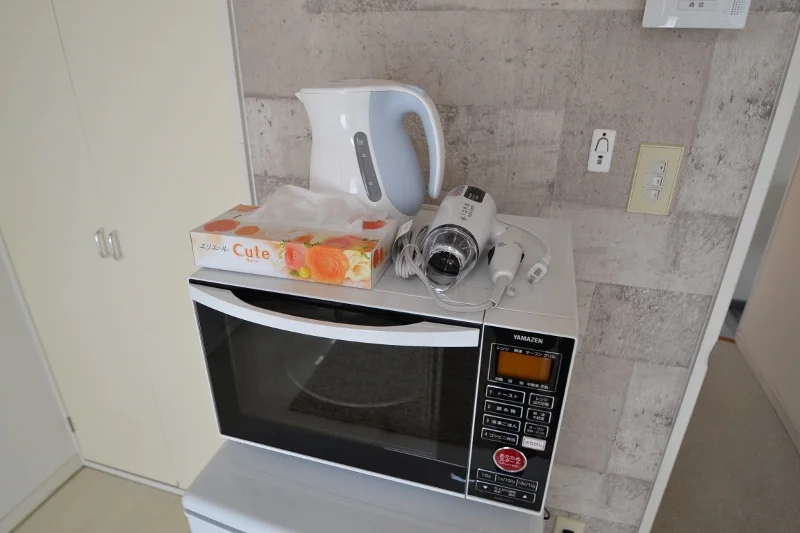 冷蔵庫、電子レンジ、ケトル、炊飯器、２口のIHコンロなど調理に必要な家電の他に、お皿や茶わんなどの食器も完備。