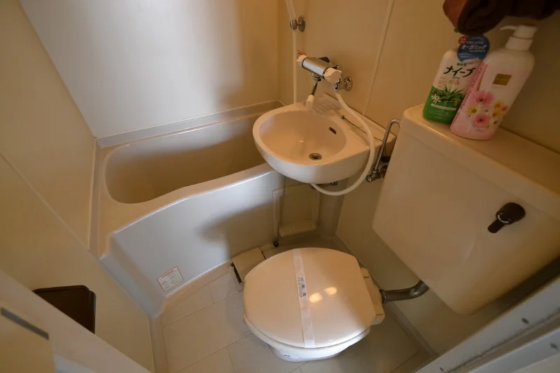 ユニットタイプとなり、ボディソープやシャンプー、リンス、バスマジックリン、トイレットペーパーなど各種揃えております♪北長瀬エリアは、利便性に優れた人気のエリアなので、ドラッグストアーや24時間スーパーなど数多くあります。足りないものがあってもすぐに買いに行けるのも魅力の１つですね(*^^)v