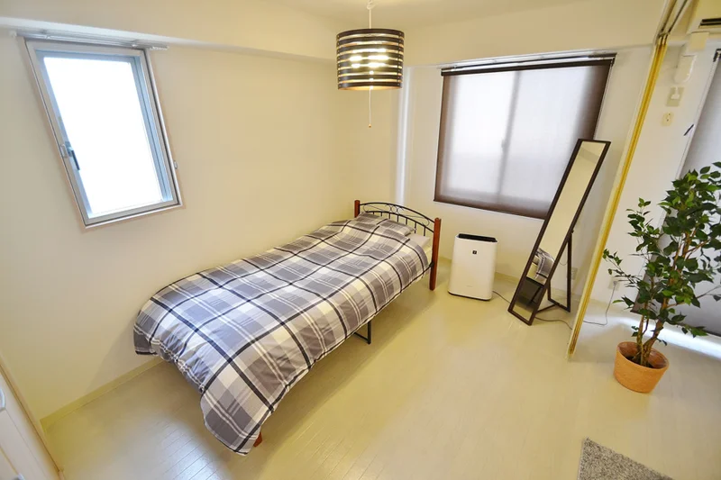 お洒落な寝室となっており、ベッドやクリーニングされた清潔な寝具、ミラー、ハンガー、パラソルハンガー、空気清浄機も完備です★防犯カメラ付きのエレベーターもあり、オートロック、駐輪所もございます。セキュリティ対策も万全なので女性の一人暮らしにも安心ですね(*’▽’)岡山駅や岡山イオンモール、川崎医療センター、天満屋、シンフォニーホール、岡山大学病院の他に、岡山城や後楽園といった観光地も徒歩圏内なのでビジネスだけでなく、旅行にもおススメです(^^♪