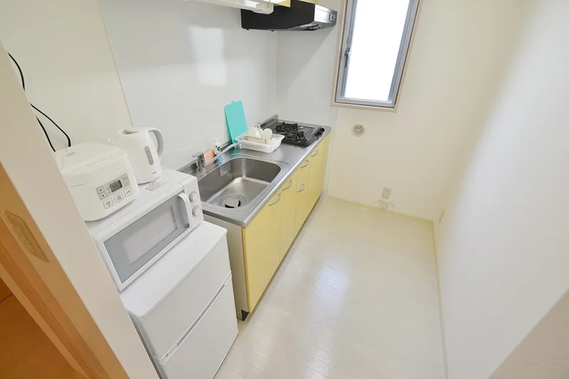 独立したキッチンとなっており、冷蔵庫、電子レンジ、ケトル、炊飯器、しゃもじ、お皿や茶わんなどの食器、スプーン、フォーク、お玉やフライ返し、食器用洗剤、スポンジ、お箸、まな板、包丁などの簡単な調理器具を各種揃えております☆フレッシュ・マルシェ 三丁目店まで徒歩3分なので、お買い物もお気軽にできます!!商店街には古くからある魚屋から天満屋まであるので、非常に便利な立地のウィークリーマンションとなっております♪