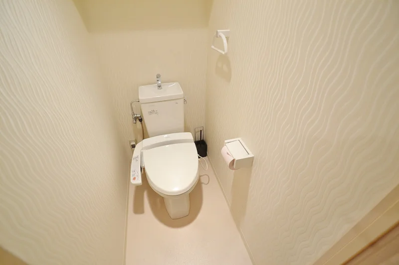 ウォシュレット・トイレットペーパー、トイレ用ブラシ、トイレ用洗剤まで完備しております(^^♪商店街に「ドラッグセガミ岡山表町店」も徒歩圏内にあるので足りないものもすぐに買いに行けますよ。表町商店街はアーケードもあり、雨の日でも楽しめるので、県外から来られた方にはおススメのスポットです(^_-)-☆