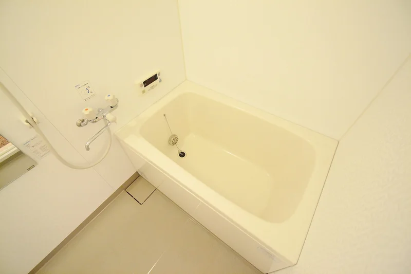 シャンプー、リンス、ボディソープ、バスマジックリンも完備♪温度調節機能の他に、浴室乾燥の機能もあるので、雨の日でも簡単に洗濯ができちゃいますね♪長期滞在、中期滞在でホテル暮らしだとコインランドリーやクリーニングになりがちですが、洗濯ができると節約にもなり、お財布に優しいのでマンスリーマンションのメリットですね★