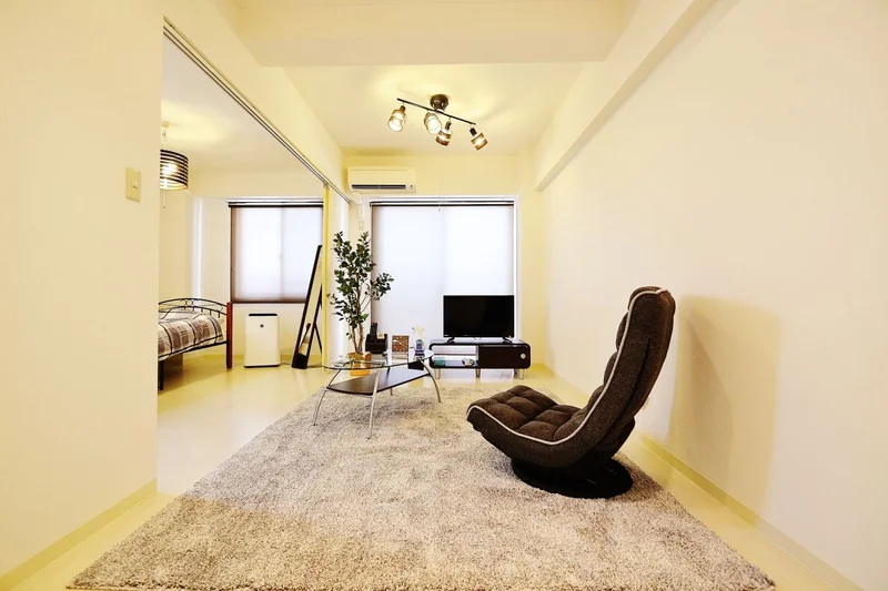 広いLDKと高級感ある室内が特徴的な白を基調としたウィクリーマンションです☆近隣には、ホテルレポーゼ岡山、岡山ユニバーサルホテルなどがある利便性に優れたエリアとなっており、コインパーキングも多数あり。１泊が5,000円~10,000円が相場のエリアなので、非常にリーズナブルな価格帯で提供させて頂いており、長期滞在型、中期滞在型に向いたマンスリーマンションをこの機会にお試し下さい(^^♪