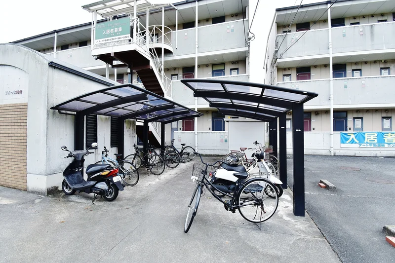 【自転車置き場画像】香川県のウィークリーマンションなら当社にお任せください。圧倒的物件数でお得な長期割引キャンペーンも実施中★