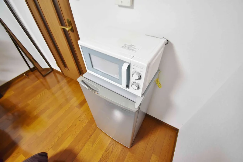 冷蔵庫・電子レンジもございます♪ケトルや炊飯器もございますので長期のご利用でも快適にお過ごしいただけます♪