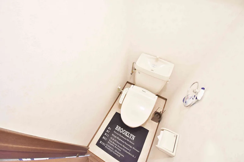 ウォシュレット付きの清潔感のあるトイレです☆彡掃除道具や洗剤もございますので、長期のご利用でも快適にお過ごしいただけますね(^^)/