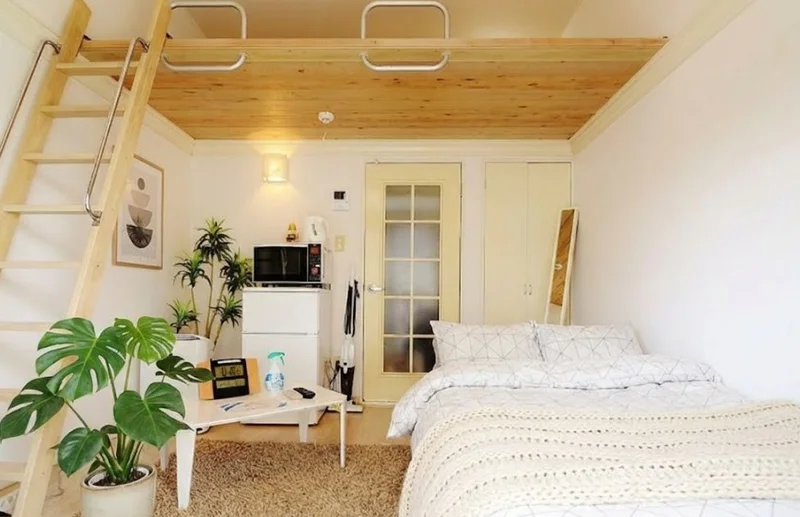 大きな窓がございますので、太陽の光もたくさん入ってきてとても明るい雰囲気のお部屋です♪お部屋にはもちろん、ベッド・寝具一式・ローテーブル・掃除機・テレビ・テレビボード・デジタル時計・消臭剤・空気清浄機・冷蔵庫・電子レンジ・ケトル・全身鏡などご用意しております♪※植木と額とクッションなどの装飾は写真用です。