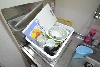 簡単な調理器具や食器もご用意しております＾＾長期ご利用のお客様でもお料理ができると安心ですね！お部屋によって多少異なりますが、フライパン・鍋・包丁・まな板・皿・フライ返し・お玉・コップ・マグカップ・茶碗・椀・汁椀・ボウル・ザル・スプーン・フォーク・割り箸などご用意しております♪