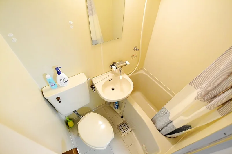こちらのお部屋はユニットバスとなります！シャンプー、リンス、お風呂用洗剤、スポンジ、トイレ用ブラシ、トイレ用洗剤、トイレットペーパー、などご用意しております！弊社が運営するウィークリーマンションでは家具家電・調理器具・食器類・消耗品までご用意しております＾＾それらの料金は基本賃料に含まれております！