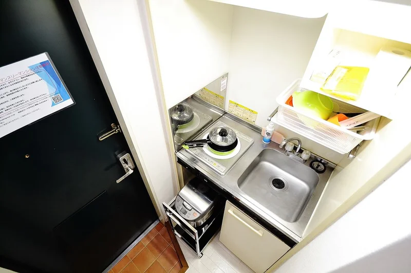キッチンもございますので、お料理もしていただけます♪簡単な調理器具もご用意しておりますのでぜひご活用くださいね＾＾また、徒歩圏内にスーパーもございますのでお買い物にも便利です！キッチンには炊飯器・フライパン・鍋・食器用洗剤・スポンジ・グラス・マグカップ・皿・茶碗・スプーン・フォークなどご用意しております。