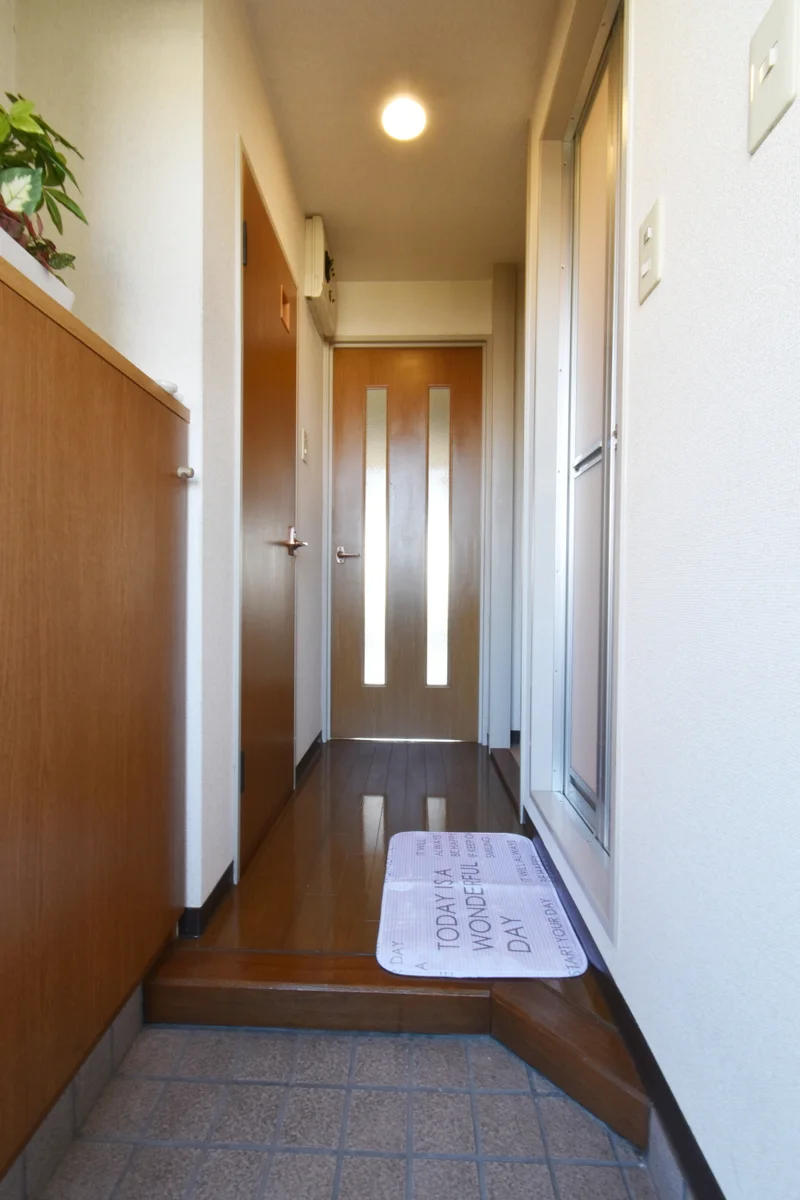 シューズＢＯＸあり！スリッパや靴ベラあり！　長期滞在でも靴など収納できて便利です！