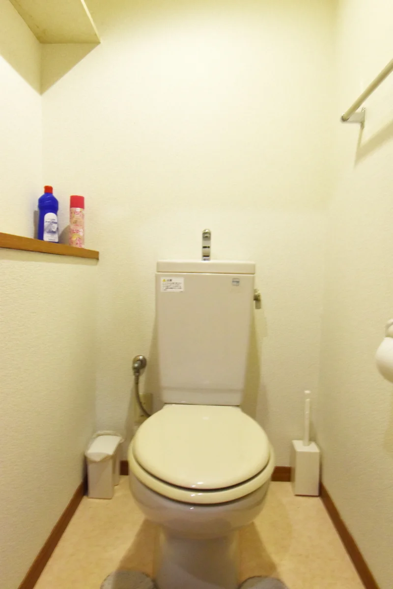 バストイレ別！　トイレットペーパーはもちろん　トイレブラシや洗剤などすべて標準品！