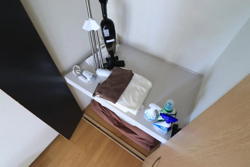 長期滞在の荷物も余裕で収まるクローゼット。スーツやコートをシワなく保管でき、居住空間を常に広く保つための高い収納効率を誇ります。