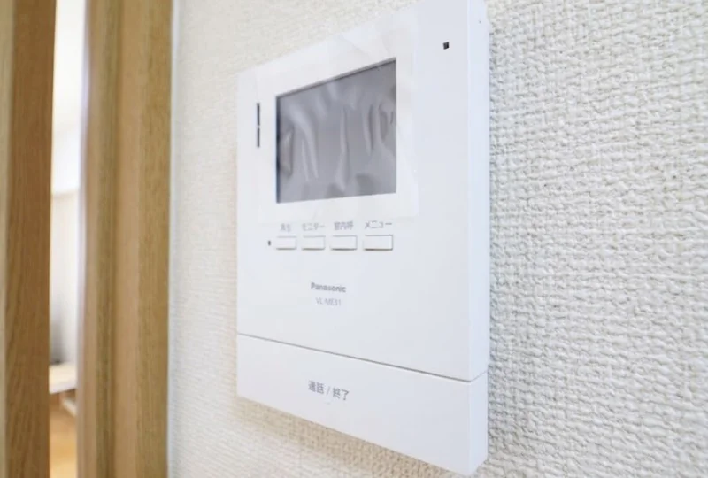来客を映像で瞬時に確認できる高画質モニター。不要な勧誘をシャットアウトし、デリバリー注文時も非対面で安全・確実に確認が可能です。