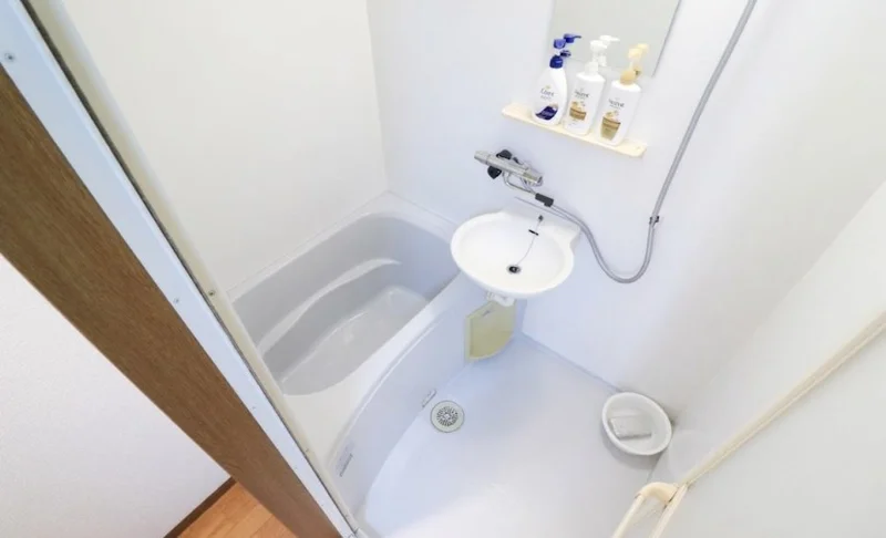 バスタイムを贅沢な自分時間へ。十分な深さのある浴槽で、大分観光や仕事の疲れをじっくりと癒す、バスソルトが似合う癒しのバスルームです。
