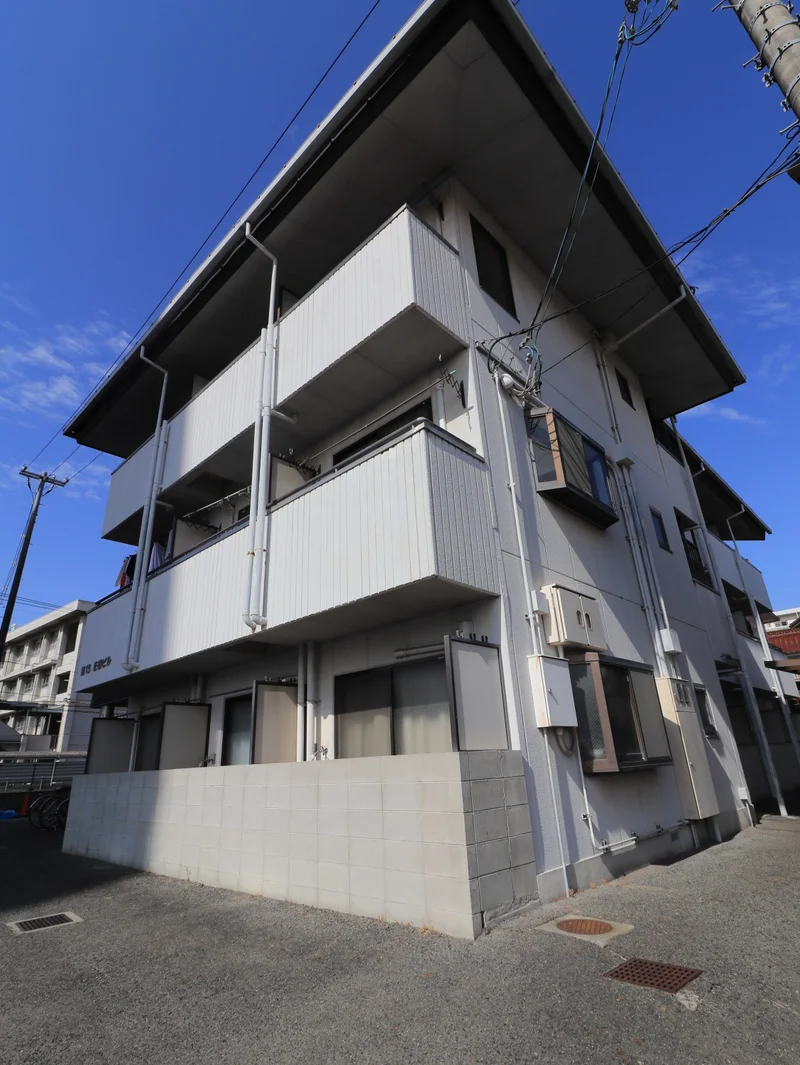 3階建ての物件です　西条駅近くで駐車場あり物件！　車移動される方にも便利です