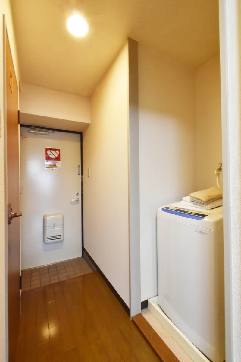 室内洗濯機置き場と洗濯洗剤付き！　コインランドリーに行かなくても洗濯できて便利です。