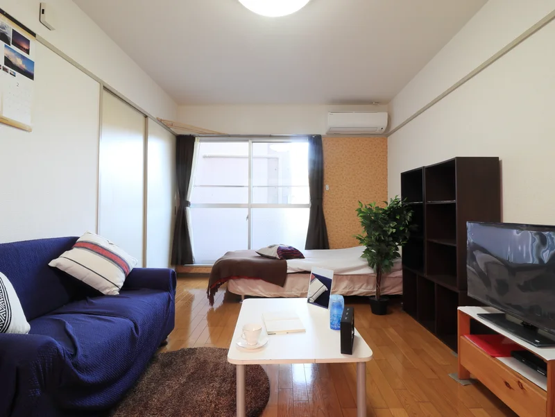ソファ付き１Kタイプのお部屋です。 コンパクトながらも家具家電だけでなく備品も充実したマンスリーマンション！
