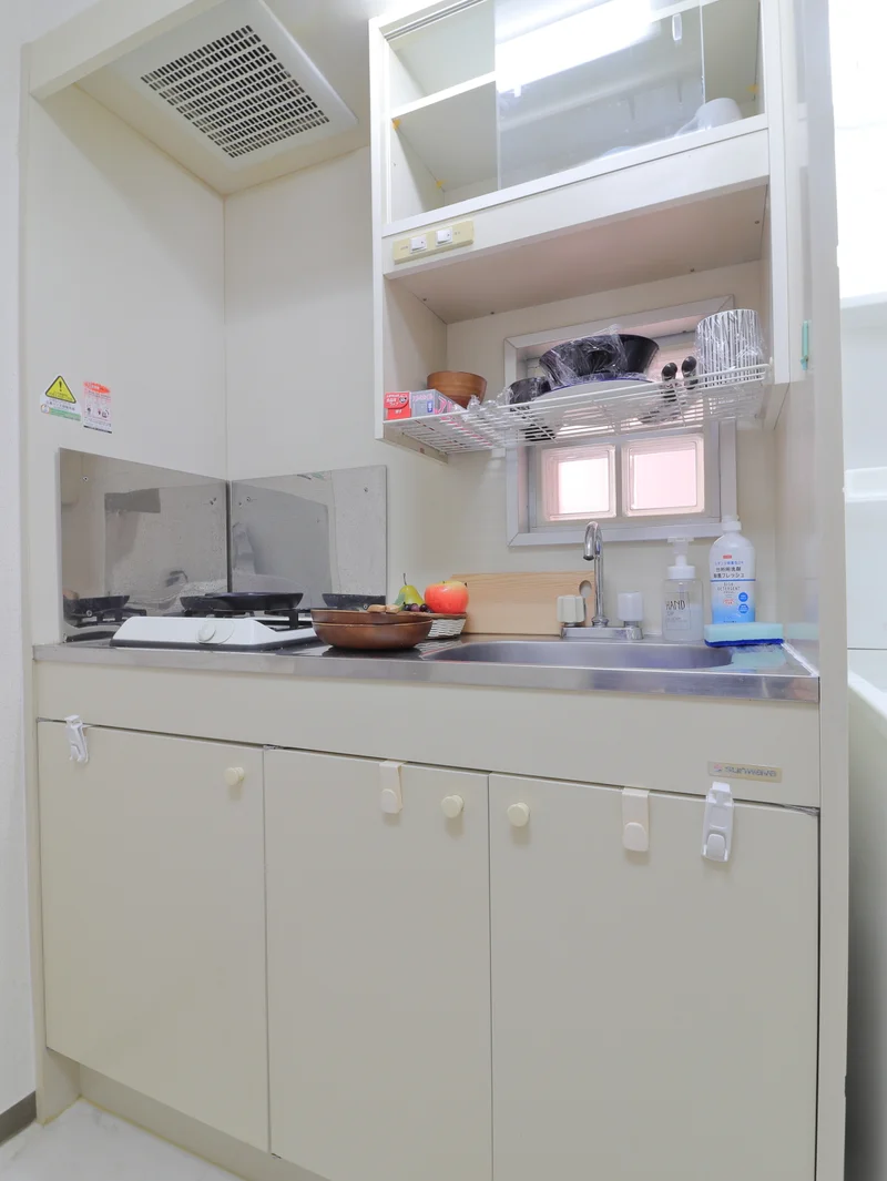 ガスコンロタイプのキッチンで、調理もしやすいです　調理器具や食器類なども取り揃えてあります