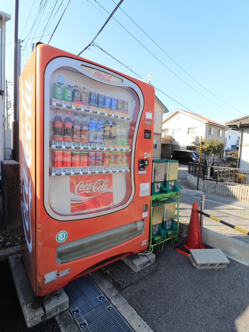 敷地内自販機　コンビニに行かなくても飲み物を買えるので便利！