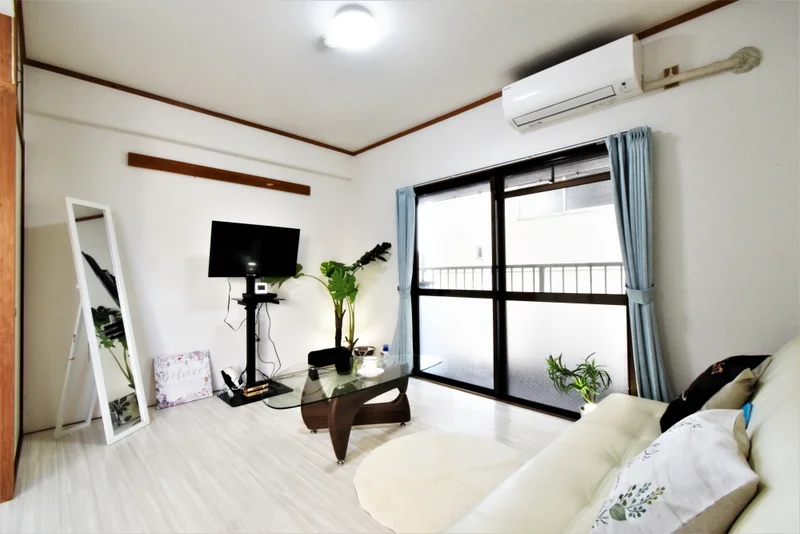明るく風通りの良い角部屋！　姿見があり　朝自宅などに活用できて便利です！