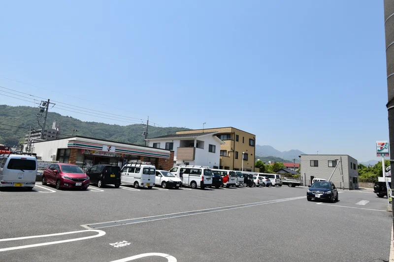 コンビニ　セブン-イレブン 大竹西栄店まで徒歩１０分