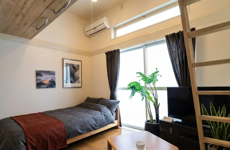 白をと茶色のアースカラーを基調とした温かみのあるお部屋です。　ロフト有物件で天井高のため開放感のある室内！※植木と額とクッションなどは写真用です。