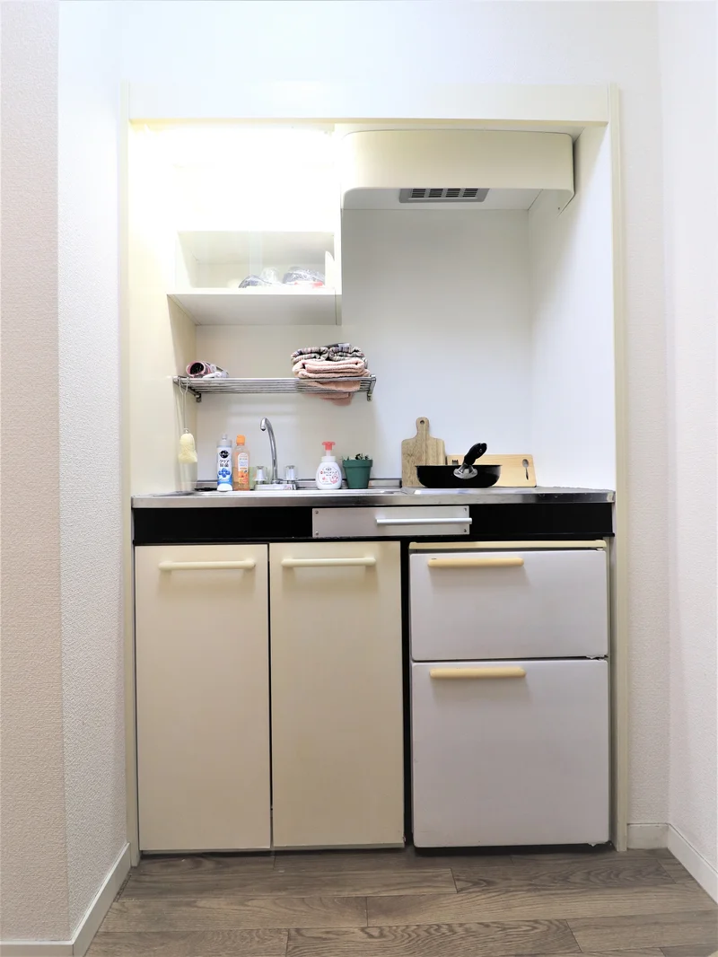 1口IHコンロのキッチンです。　調理器具や食器類などすべて標準品で　自炊でき健康面にも考慮できます