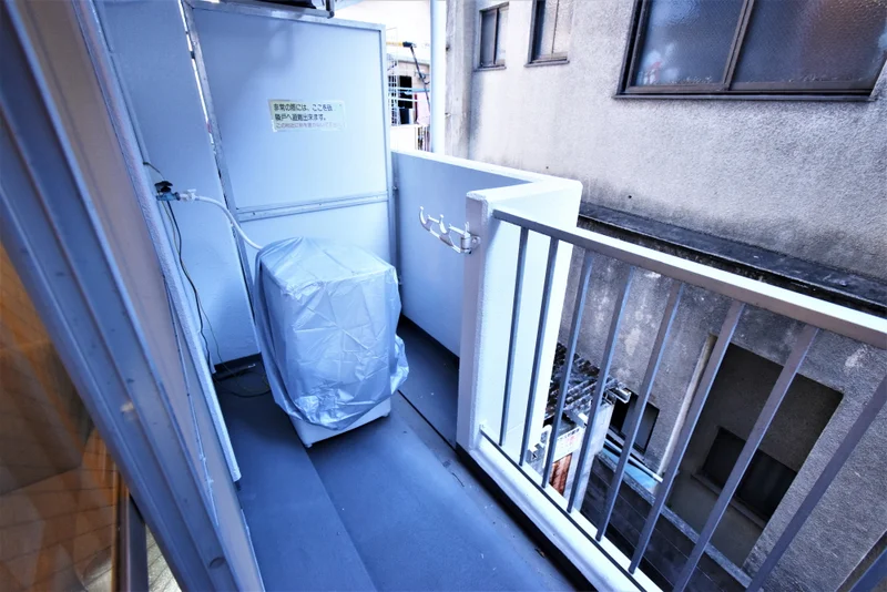 ベランダへ洗濯機あり！洗濯洗剤もあります！