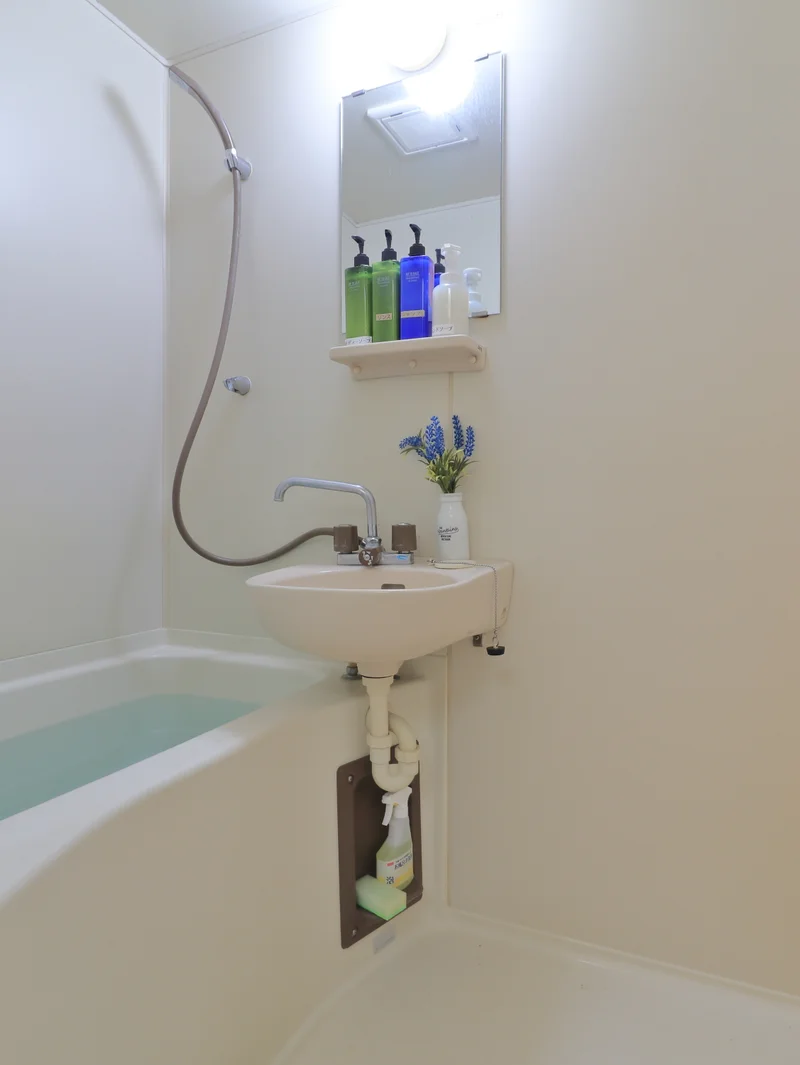 浴室　湯船につかってゆったり疲れを落としていただけます。　シャンプーリンスなどすべて標準品です。