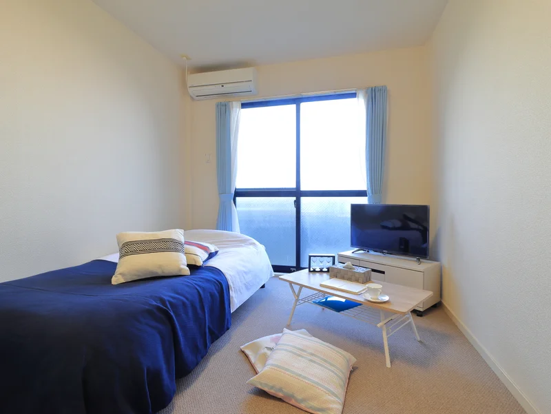 清潔感のあるインテリアが魅力の　家具家電がそろった１Kのお部屋となっております。　テレビもありで休日や仕事終わりの娯楽に一役！