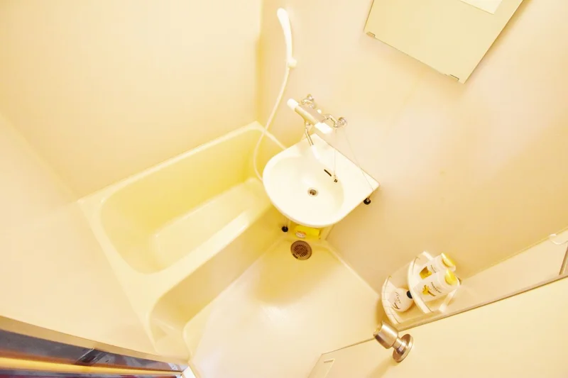 バストイレ別ですので、女性でも安心してご利用いただけます♪バスルームにはシャンプー･リンス・ボディソープ・風呂用洗剤・スポンジをご用意しておりますのでぜひご活用ください！尚、シャンプーとリンスは別にご用意しております＾＾