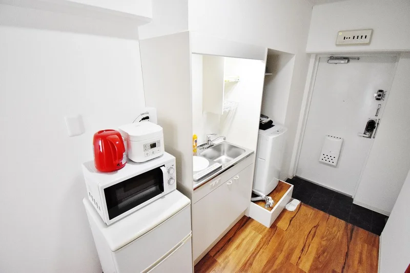 キッチンには全室冷蔵庫・ケトル・炊飯器・鍋・フライパン・食器類（お皿・グラス・マグカップ・茶碗・汁椀・フォーク・スプーン・包丁・まな板・お玉・フライ返し・ボウル・ザルなど）をご用意しております♪食材さえご購入いただければ自炊をしていただけますので長期ご利用のお客様でも安心ですね！