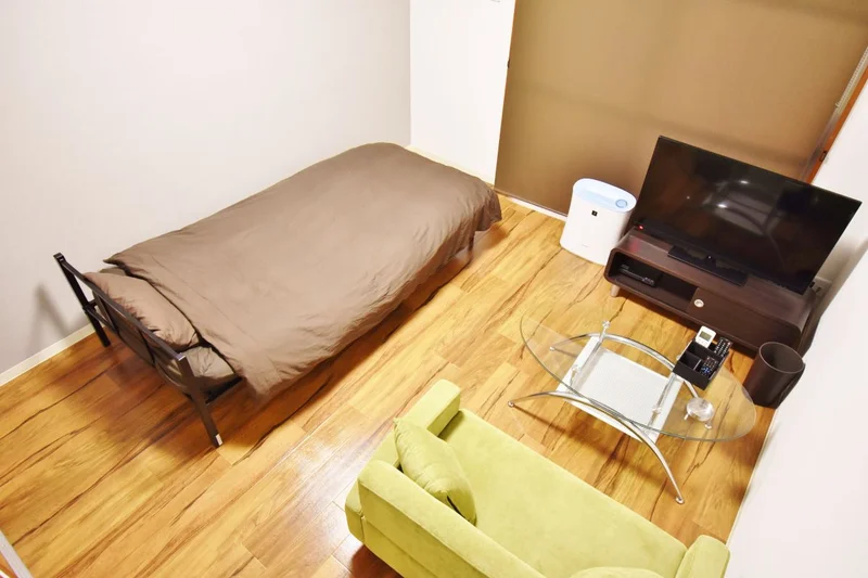 お部屋には、ベッド・寝具・ローテーブル・テレビ・テレビボード・掃除機・パラソルハンガー・全身鏡・ﾃｰﾌﾞﾙ鏡・時計・お部屋用消臭剤・ダストボックスなどご用意しております！5階の日当たりも抜群のお部屋ですのでごゆっくりおくつろぎいただけるかと思います☆