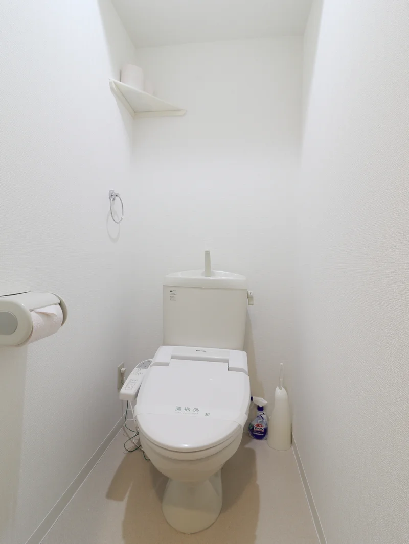 シャワートイレ機能付きトイレ！　トイレットペーパーはもちろんトイレブラシや洗剤などすべて標準品です。