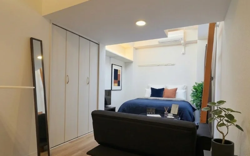 ソファ付きの１Rタイプのお部屋！　家具家電だけでなく備品もそろった　ビジネスホテルより割安なマンスリーマンションです。※植木と額とクッションなどの装飾は写真用です。