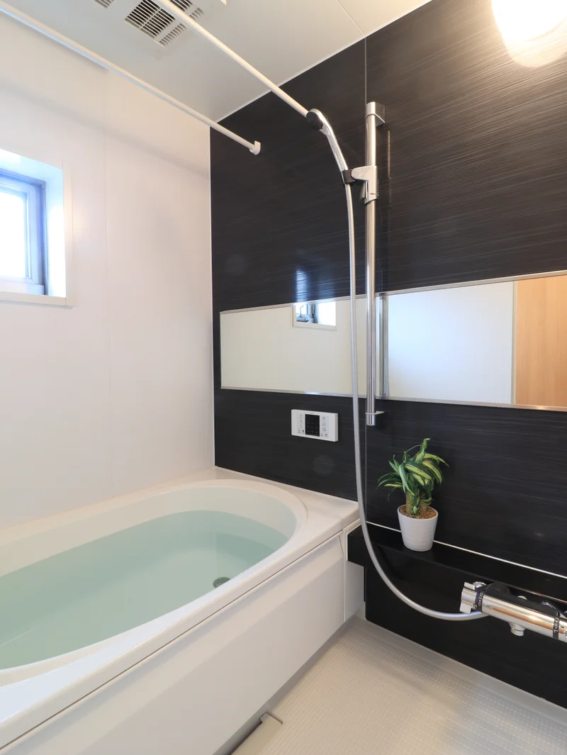 ゆったりと湯船につかって一日の疲れを落としていただけます。　シャンプーコンディショナー・ボディーソープもございます！