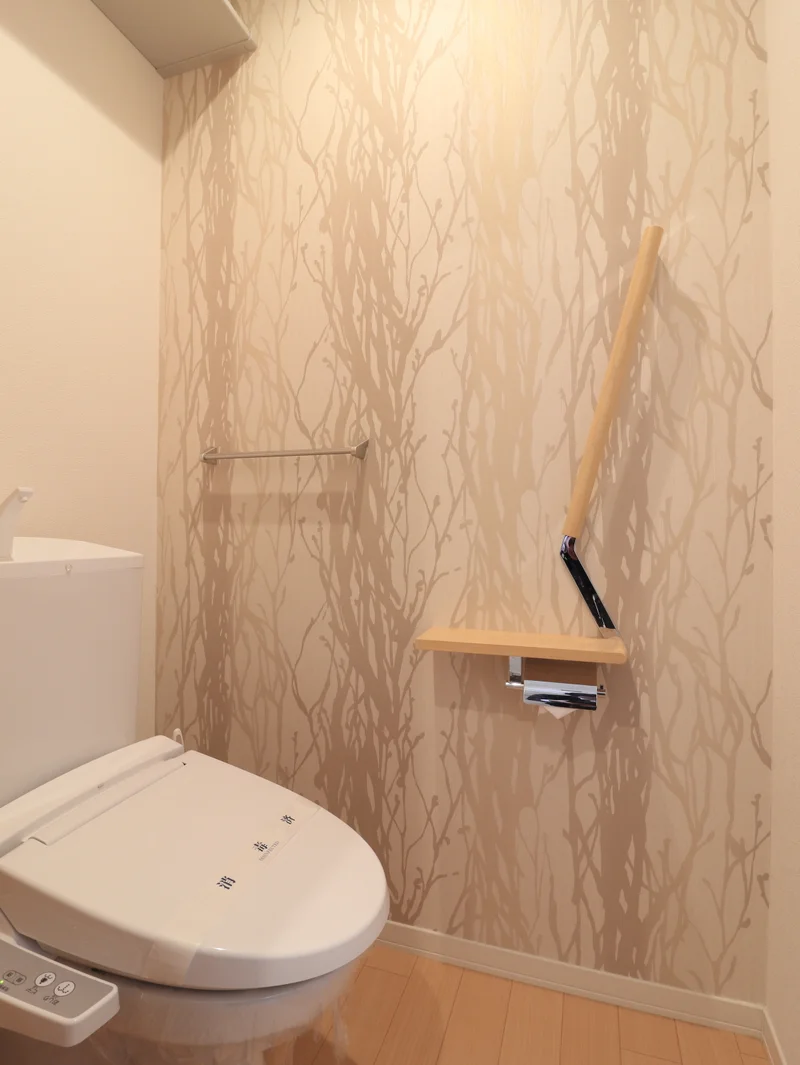 バストイレ別！　トイレットペーパーはもちろん　トイレブラシや洗剤なども標準品なので綺麗に保っていただけます。