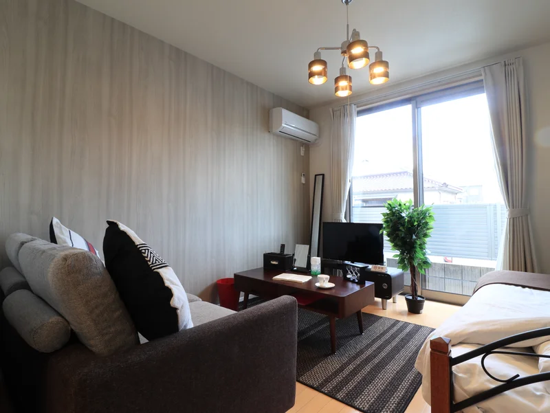 明るい雰囲気のインテリアが魅力！　開口部も大きく　日光を取り入れやすいお部屋です。