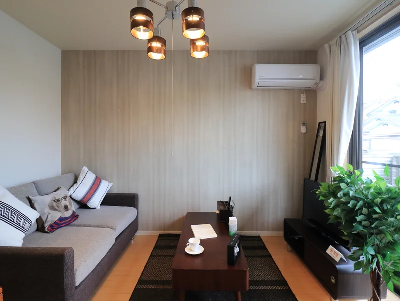 アクセントクロスがおしゃれな　家具家電がそろったマンスリーマンション！　ビジネスホテルより割安で経費削減も可能です。